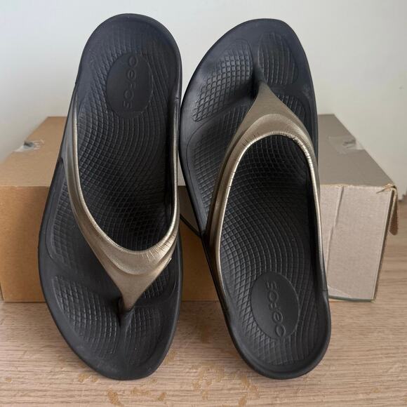OFFOS OOlala Black/Silver Women Recovery Sandals Flip Flops- SZ 8 - Picture 1 of 11